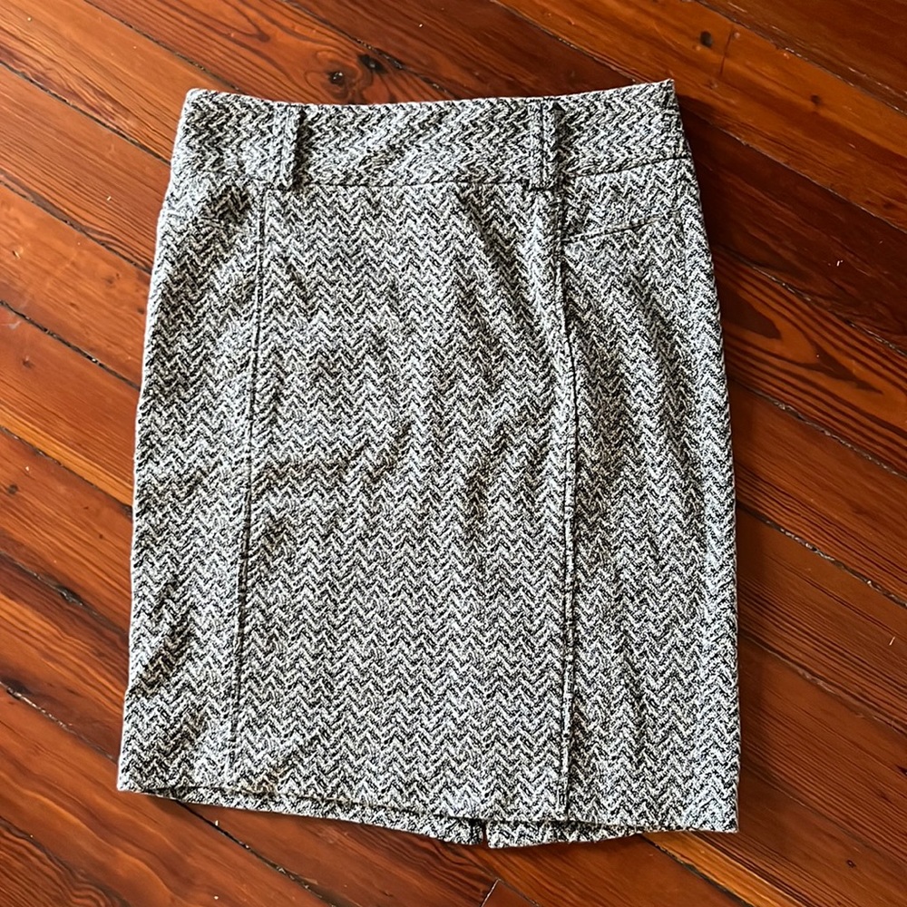 Knee-length Black & White skirt